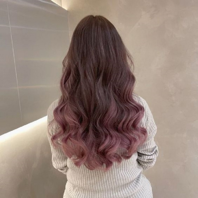 Nhuộm tóc Balayage đẹp Hồng tím nâng tone da trẻ hơn so với tuổi