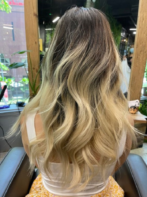 Nhuộm Balayage vàng và bạch kim ấn tượng